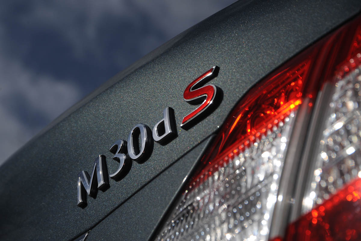 Infiniti M30d badge