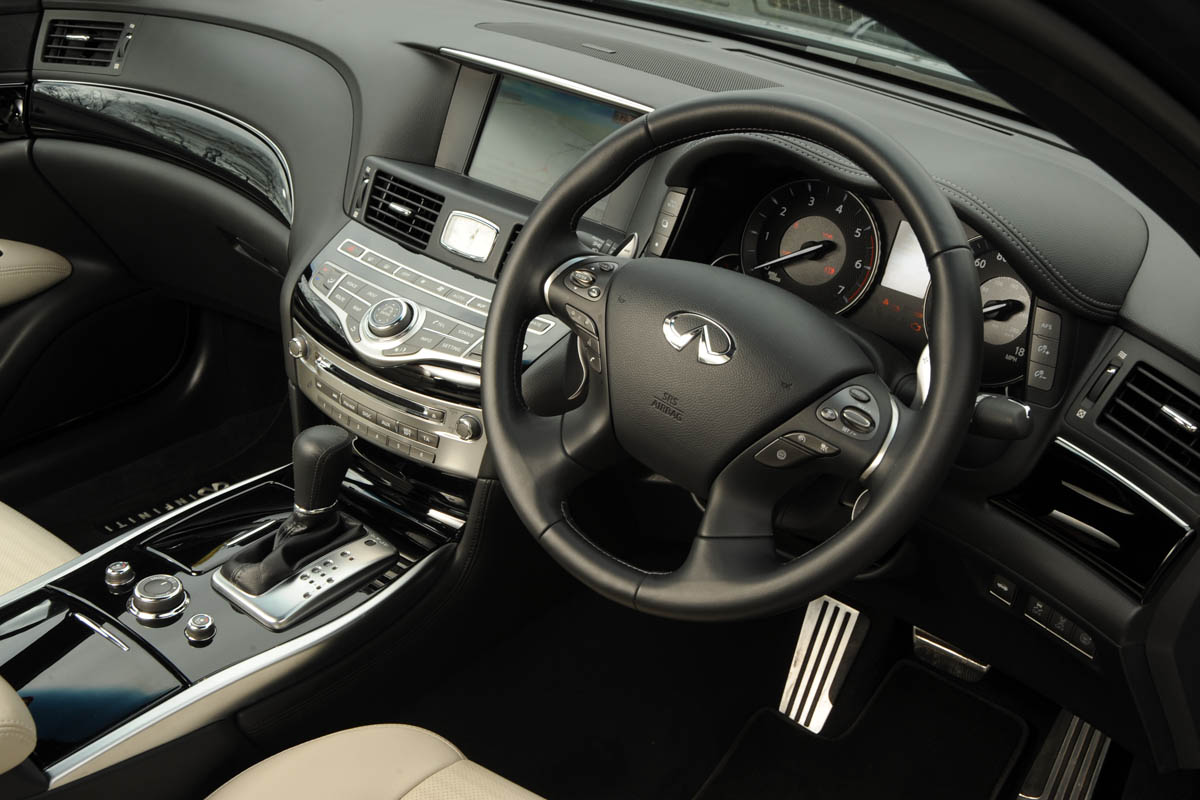 Infiniti M30d interior