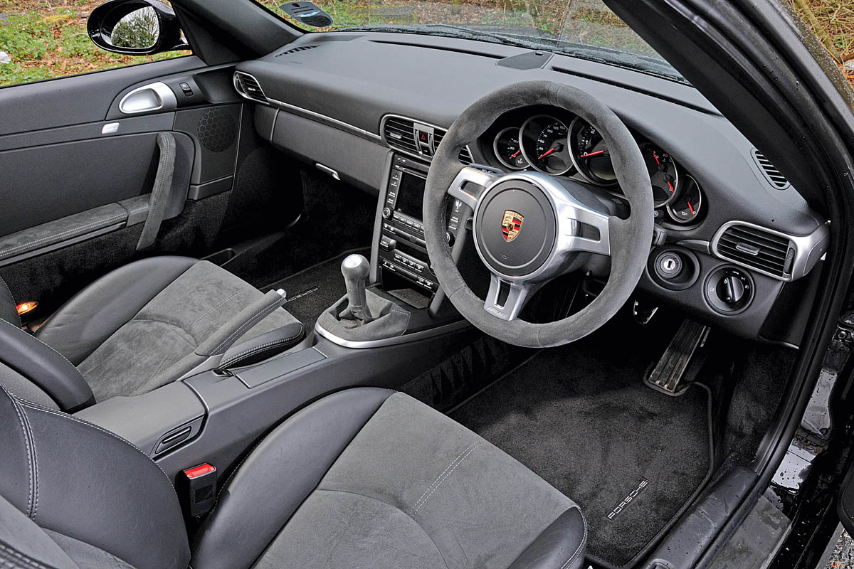 Porsche 911 GTS Cabriolet interior