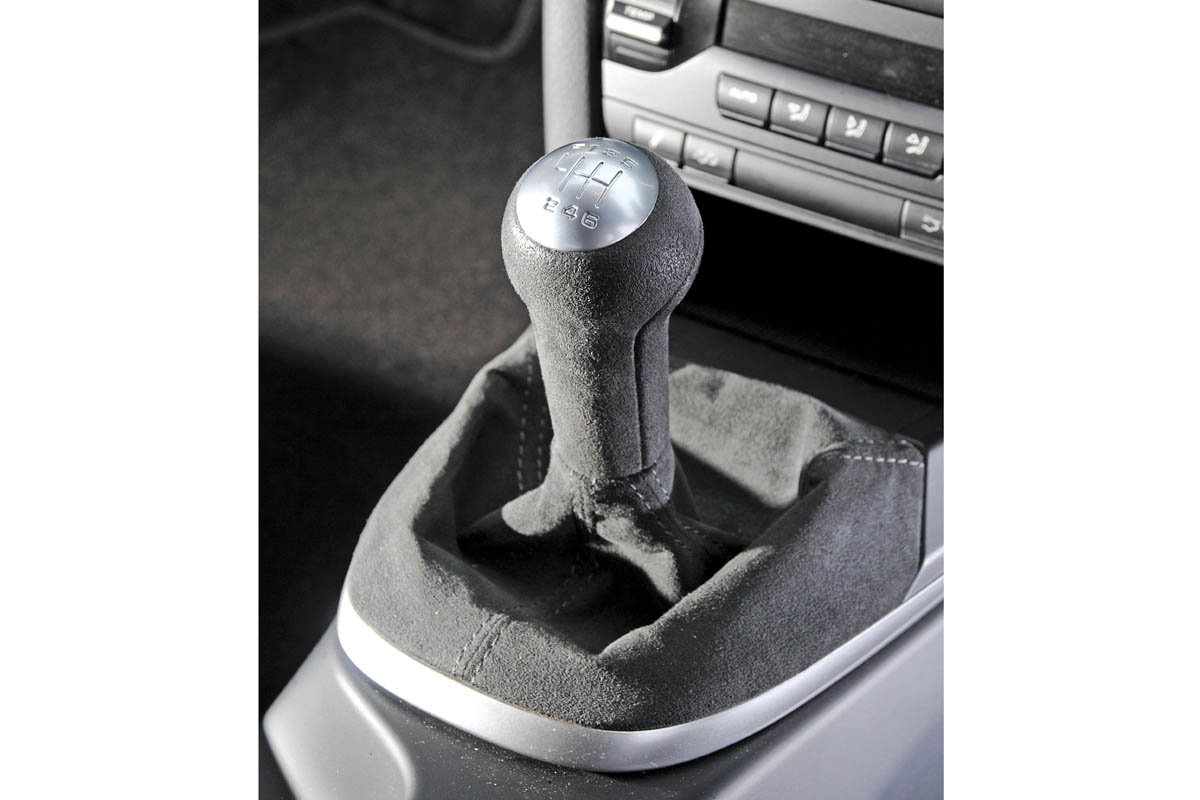 Porsche 911 GTS Cabriolet gearstick