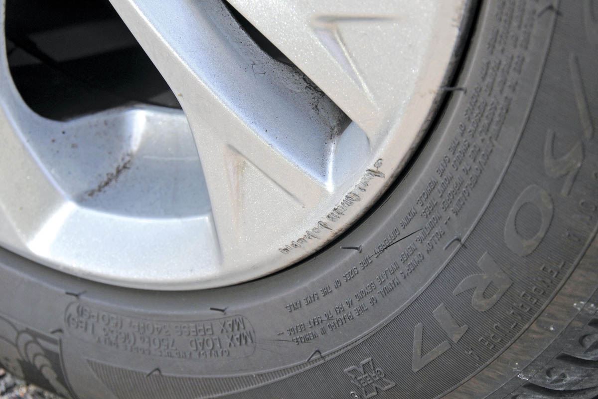 Ford S-MAX kerbed