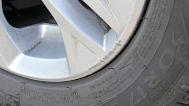 Ford S-MAX kerbed