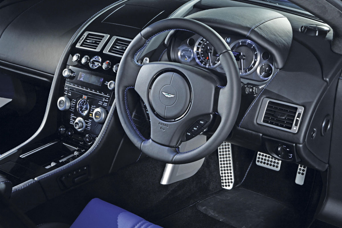 Aston Martin Vantage S controls