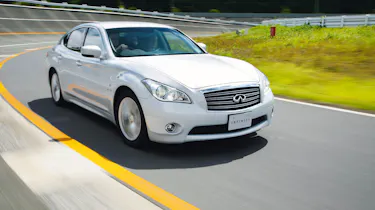 Infiniti M35h front track