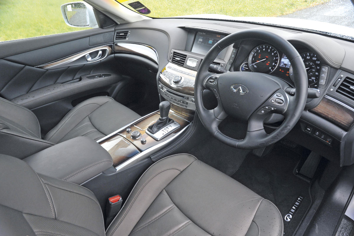 Infiniti M35h interior