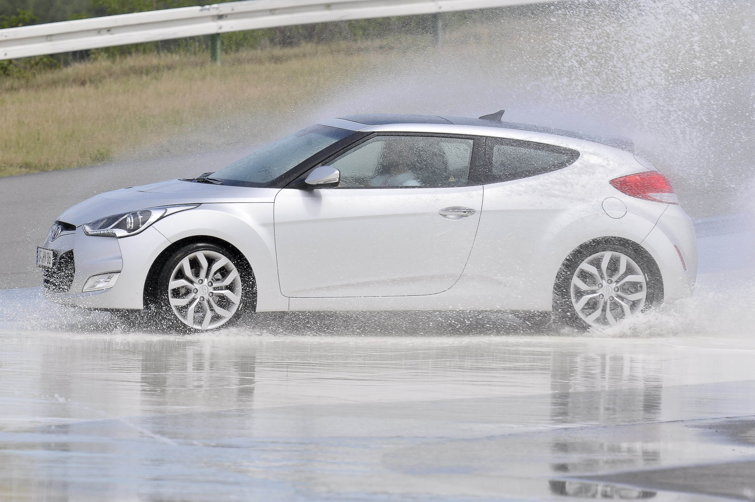 Hyundai Veloster side water