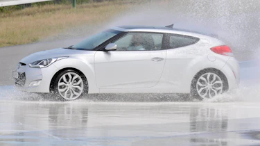 Hyundai Veloster side water