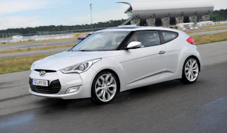 Hyundai Veloster front tracking
