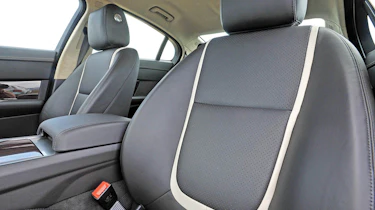 Jaguar XF 2.2D seats