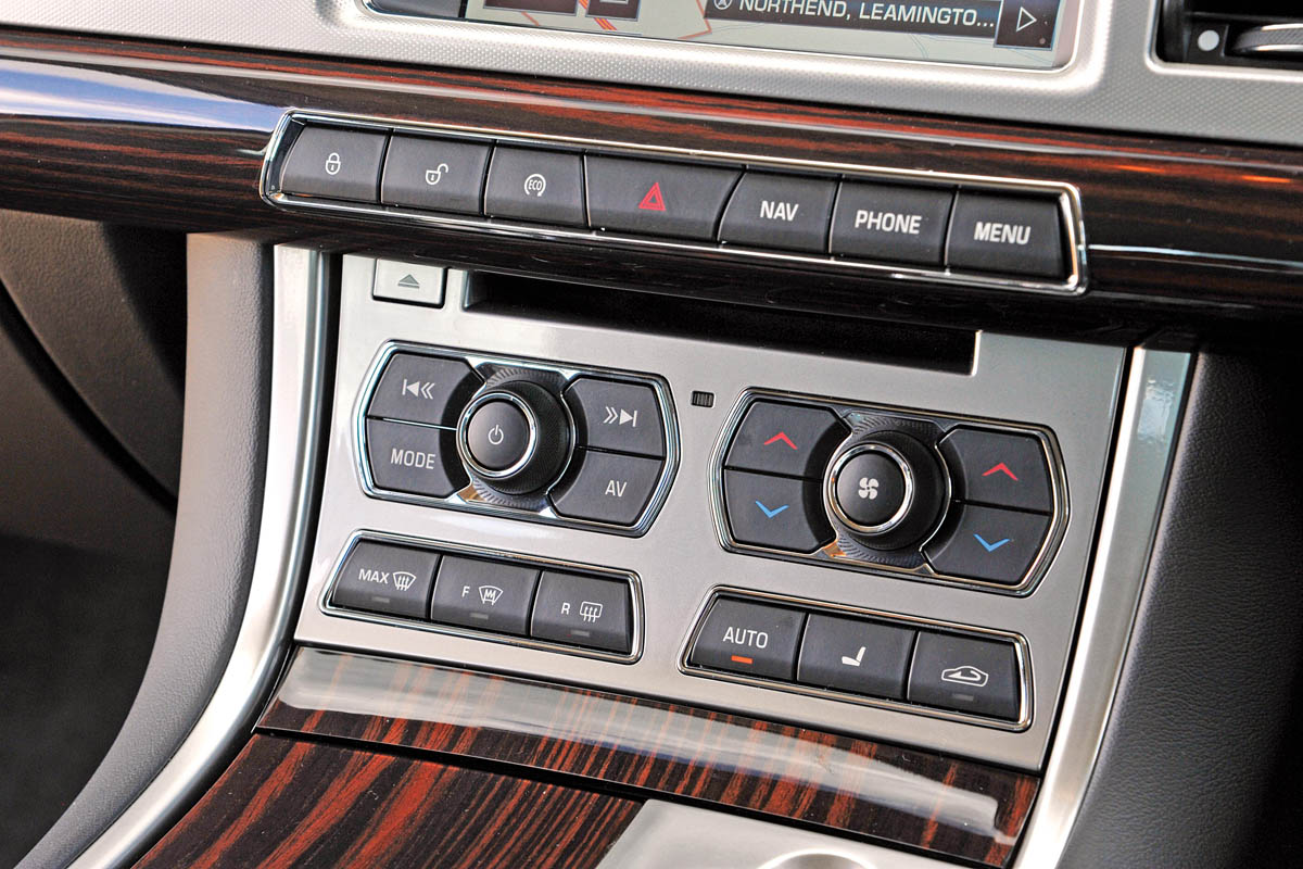 Jaguar XF 2.2D switchgear