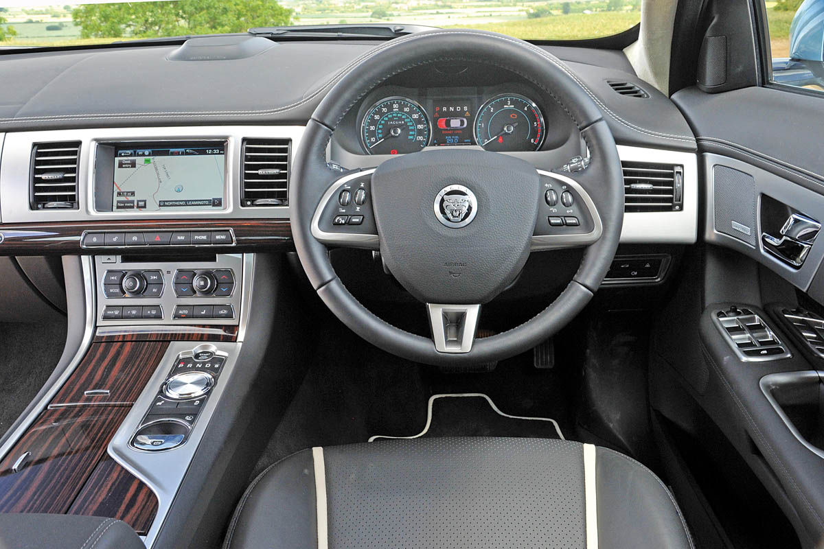 Jaguar XF 2.2D interior