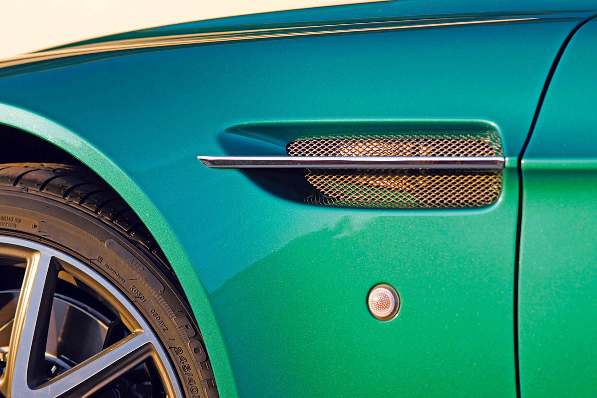 Aston Martin Vantage S Roadster vents