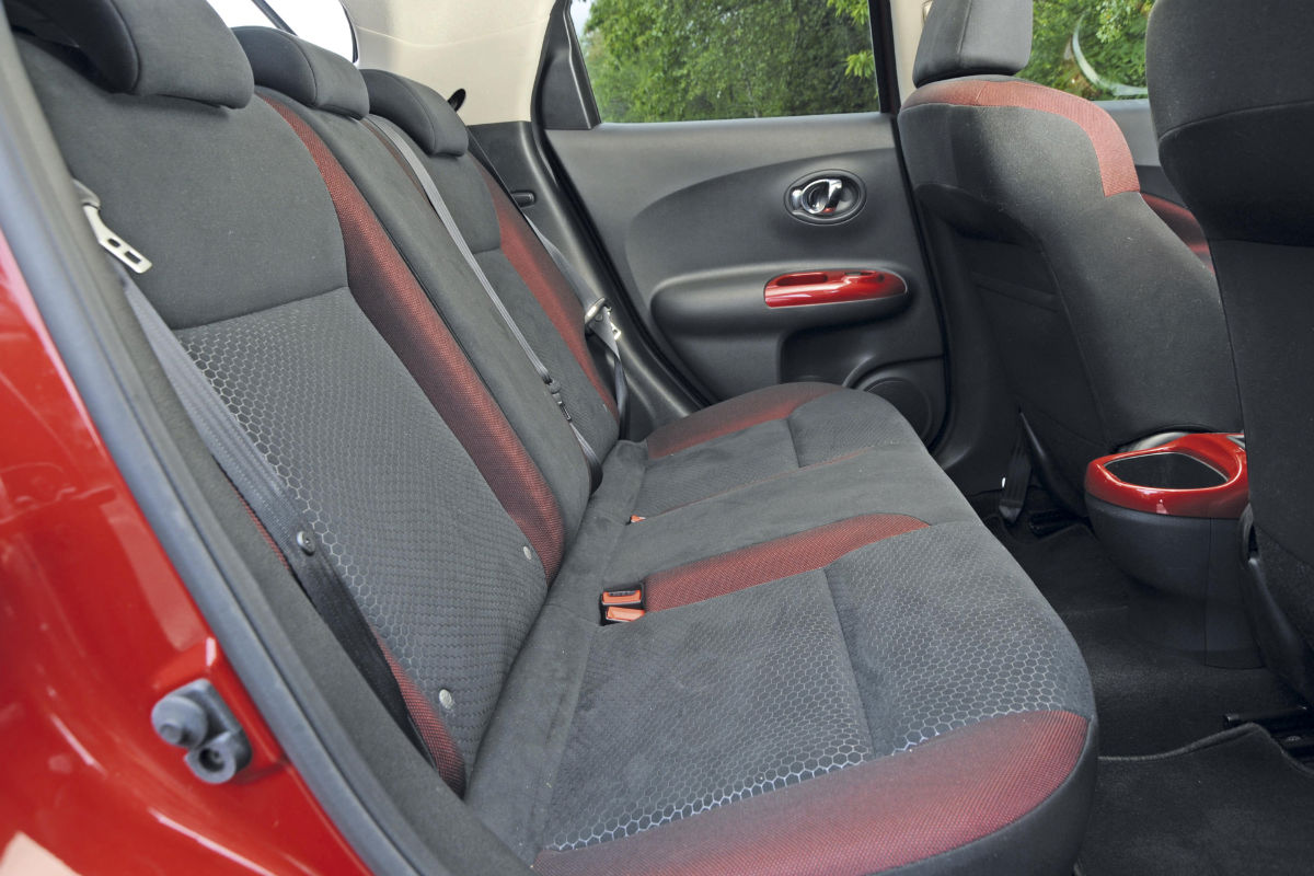 Nissan Juke 1.6 DiG-T rear seats