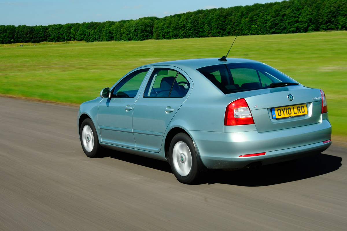 Skoda Octavia SE 2.0 TDI CR 140 rear tracking