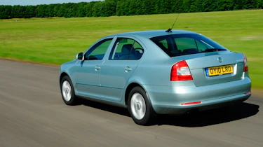 Skoda Octavia SE 2.0 TDI CR 140 rear tracking