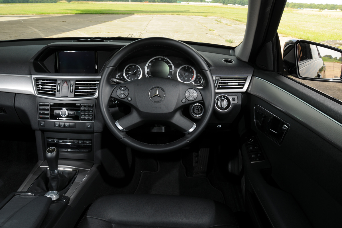 Mercedes E220 CDI SE dash