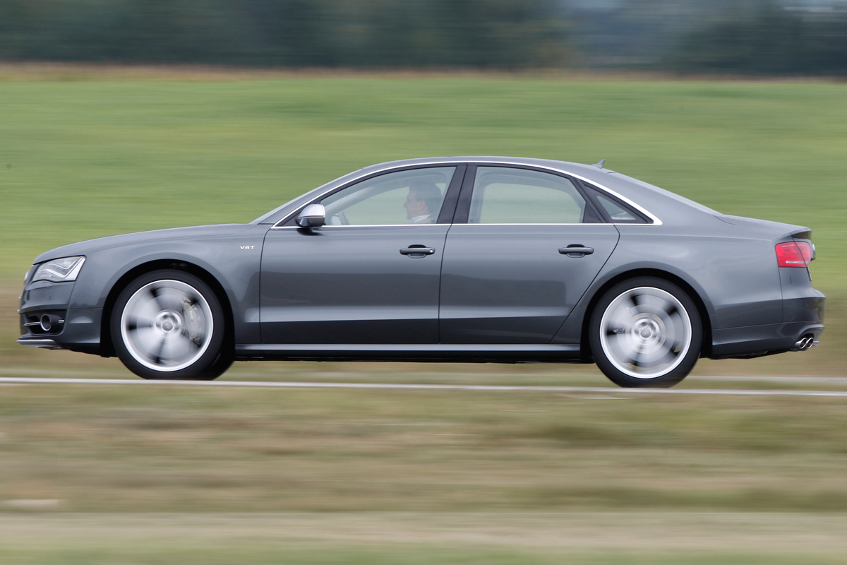 Audi S8 panning