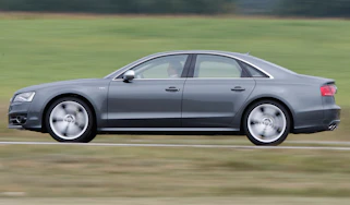 Audi S8 panning