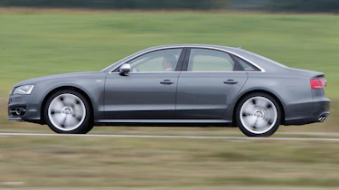 Audi S8 panning