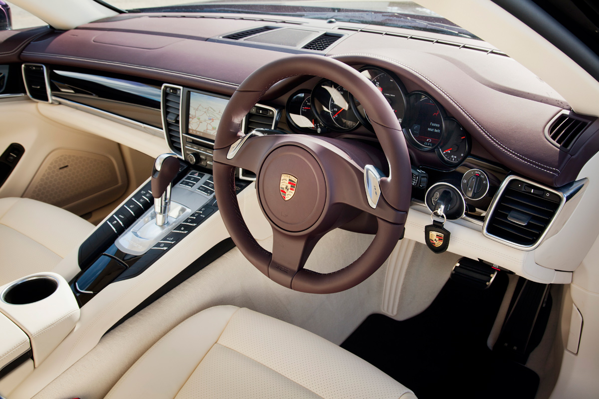 Porsche Panamera Diesel dash