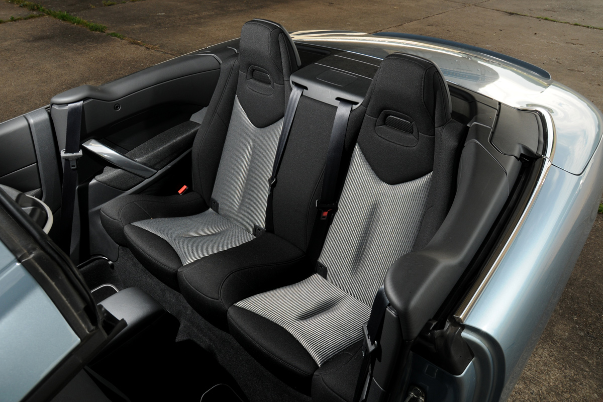 Peugeot 308 CC 1.6 e-HDi Active rear seats