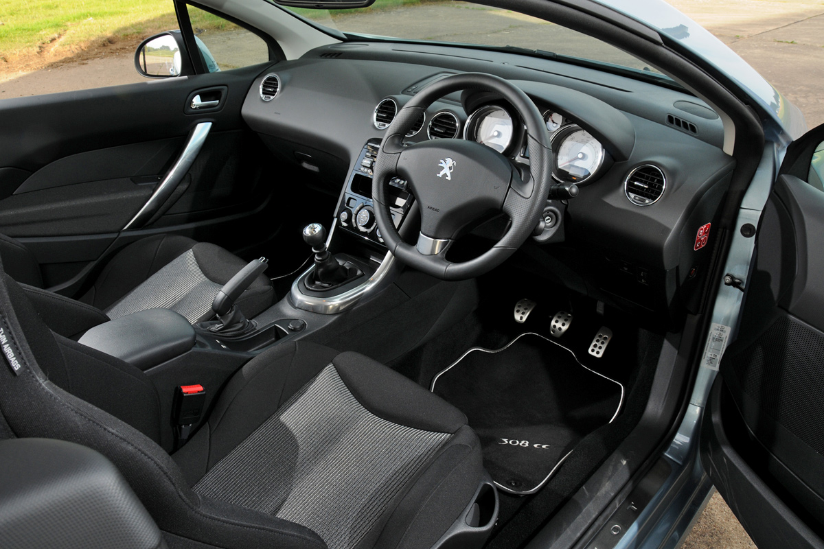 Peugeot 308 CC 1.6 e-HDi Active dash
