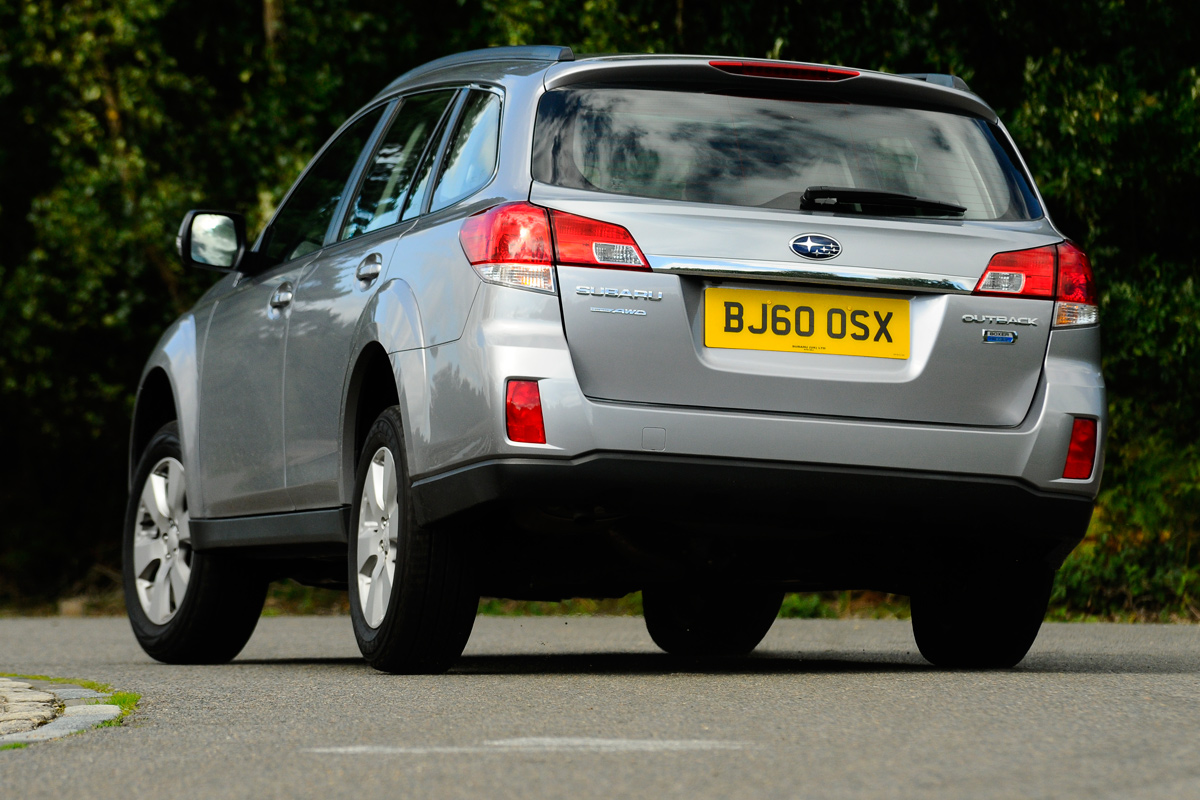 Subaru Outback 2.0D SE NavPlus rear cornering