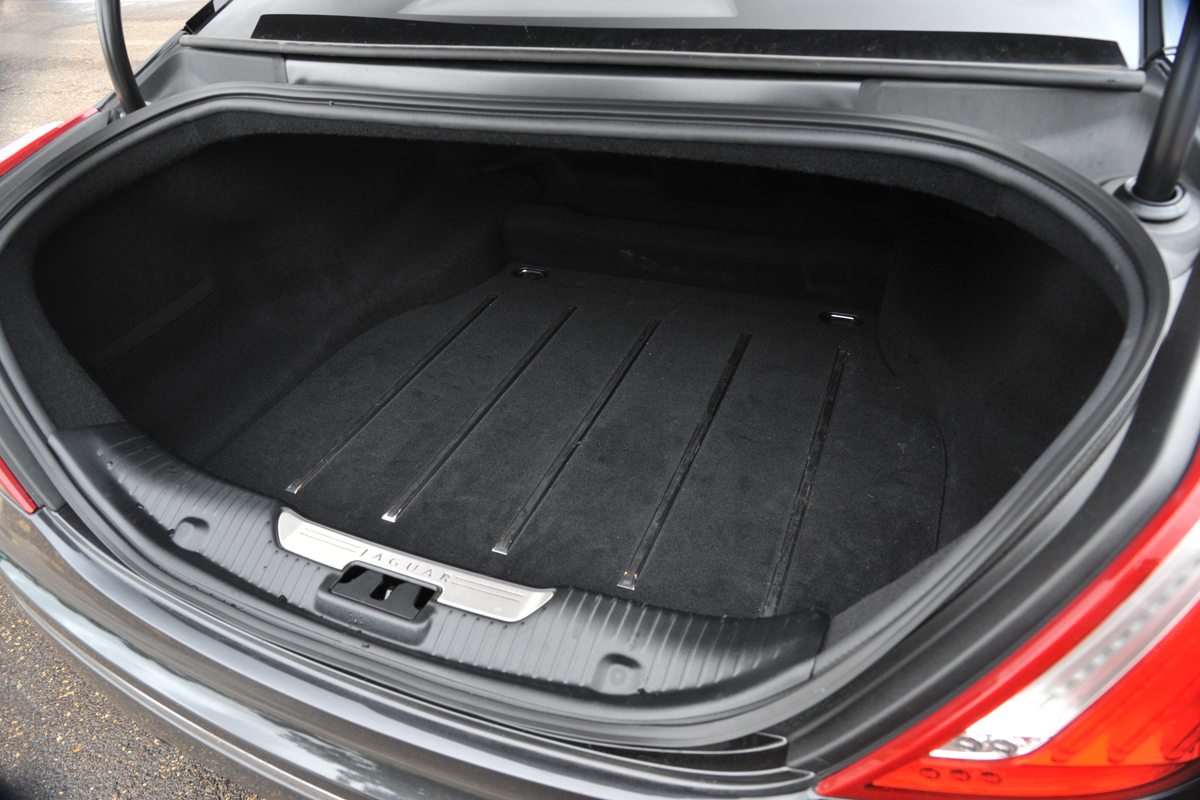 Jaguar XJ L boot