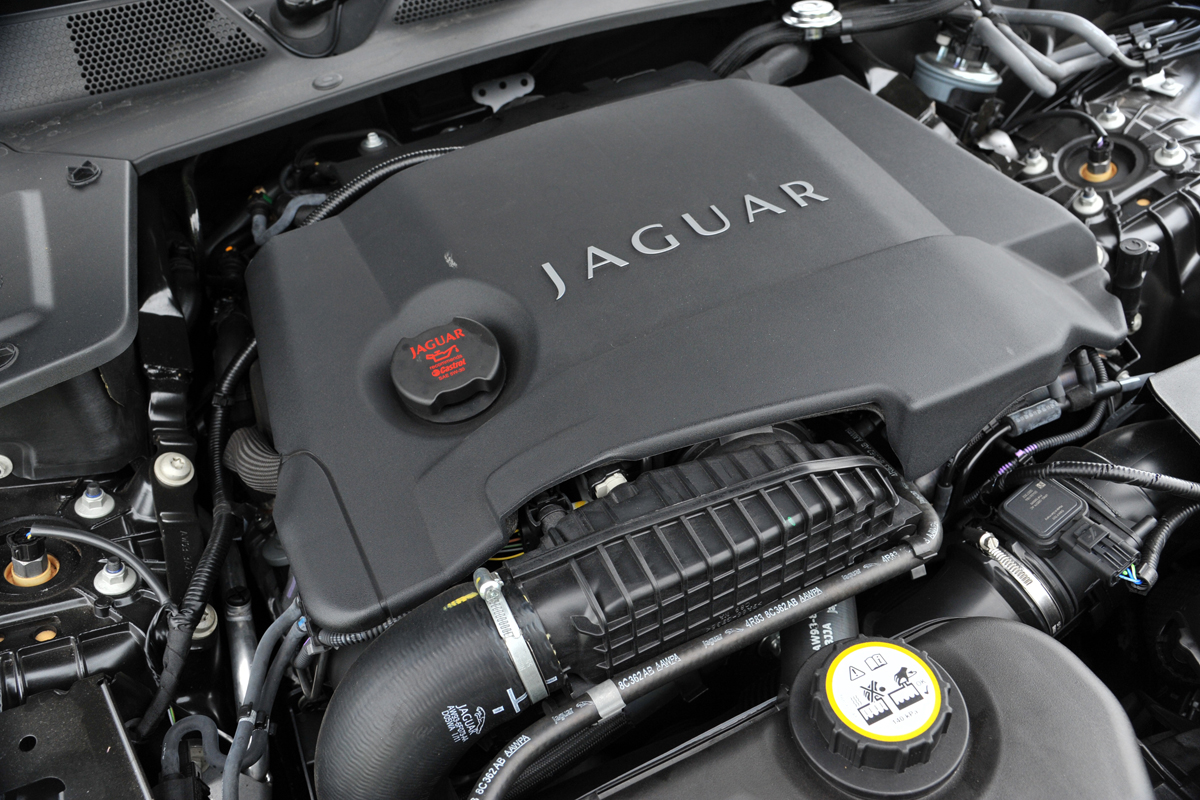 Jaguar XJ L engine