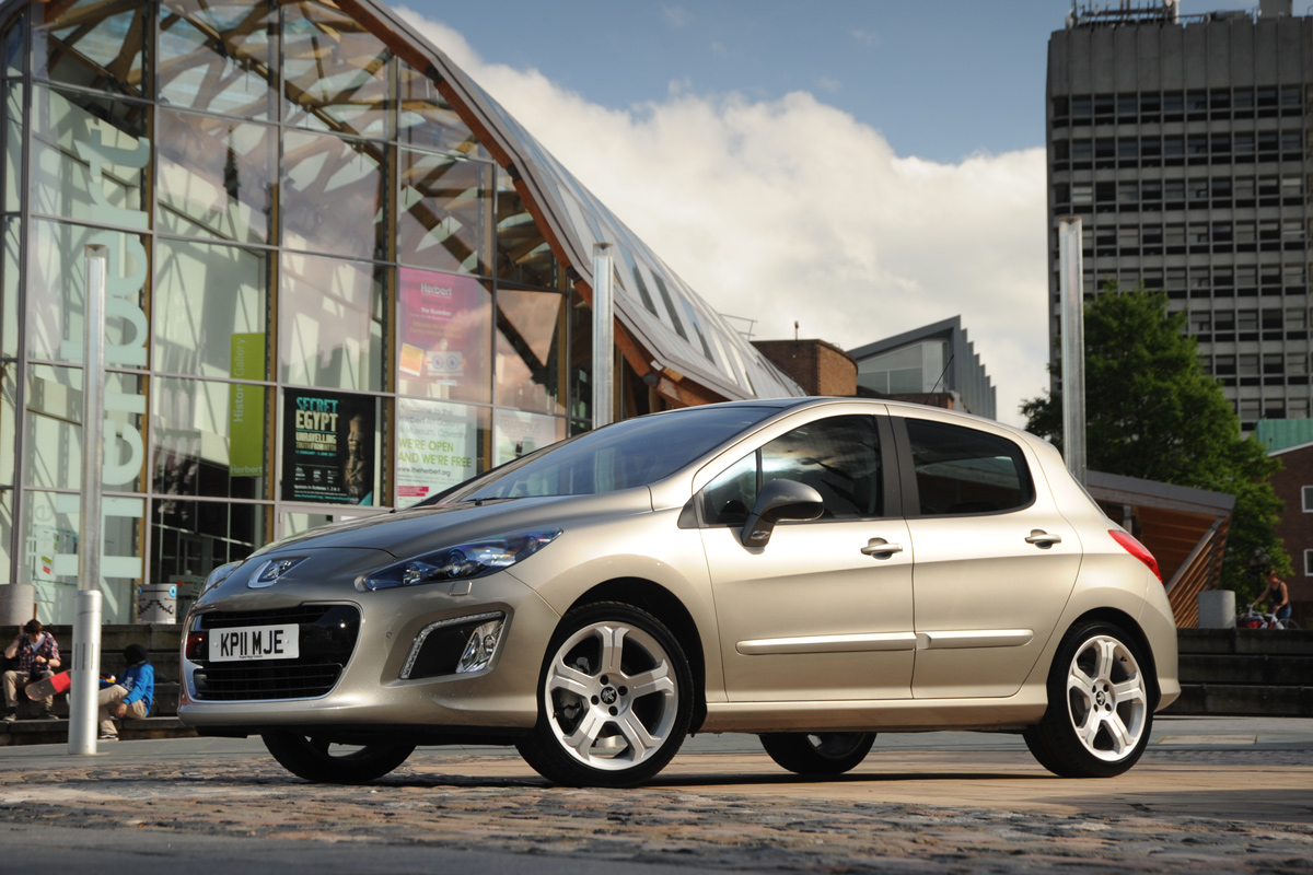Peugeot 308 front three-quarters