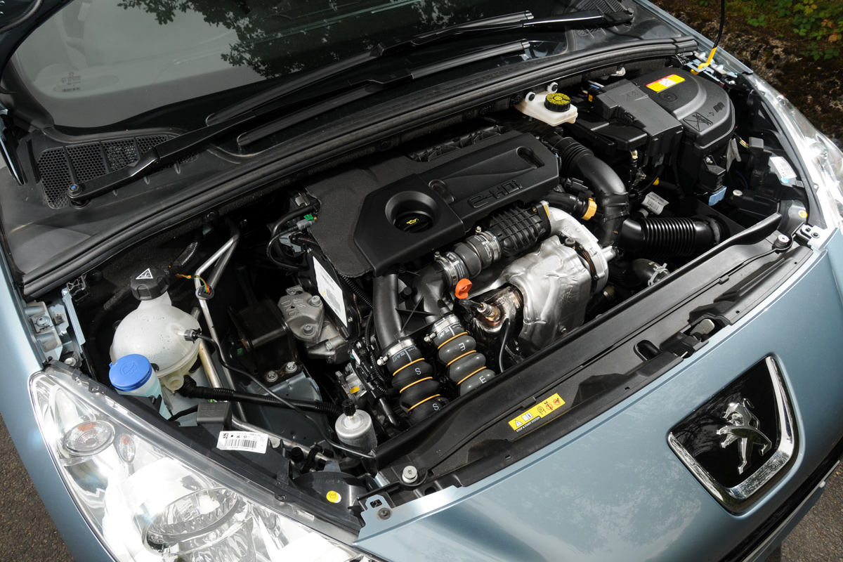 Peugeot 308 CC under the bonnet