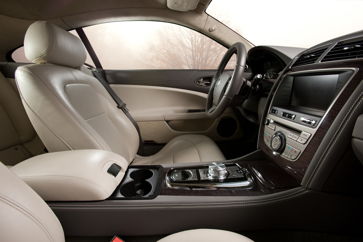 Jaguar XK Coupe dash (pre-facelift)