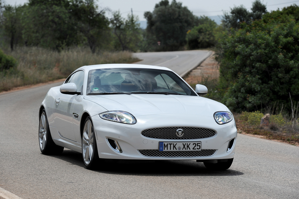 Jaguar XK Coupe front cornering