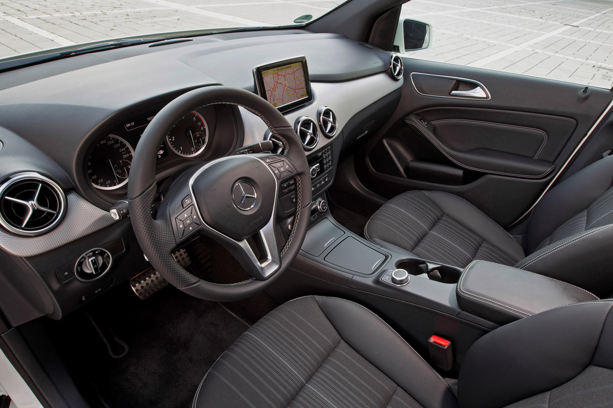 Mercedes B200 Sport dash