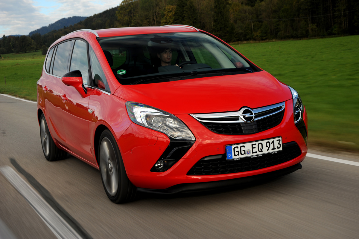 Vauxhall Zafira Tourer front tracking