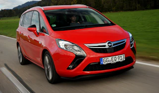 Vauxhall Zafira Tourer front tracking