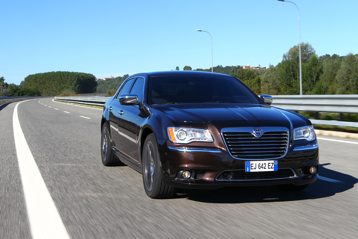 Chrysler 300C 2012 front tracking