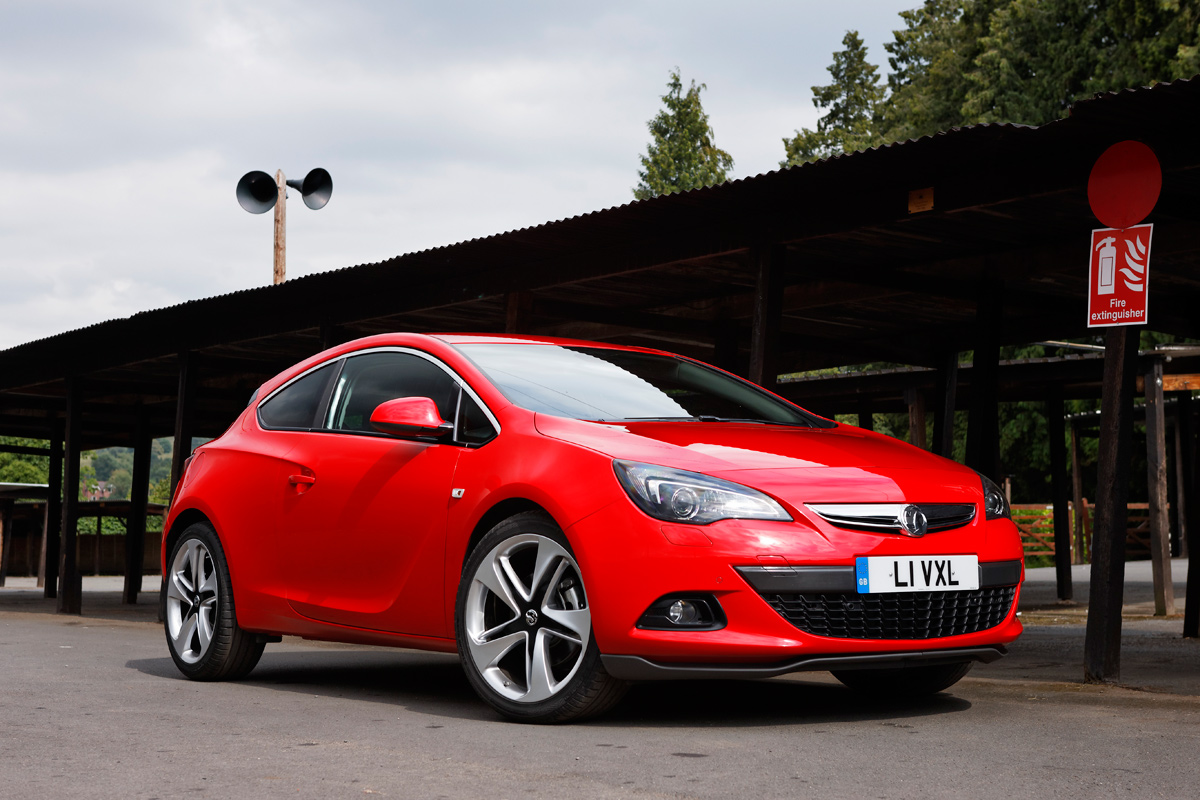 Vauxhall Astra GTC front three-quarters