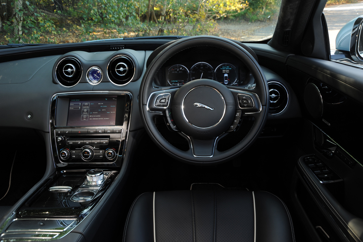 Jaguar XJ 3.0 diesel dash