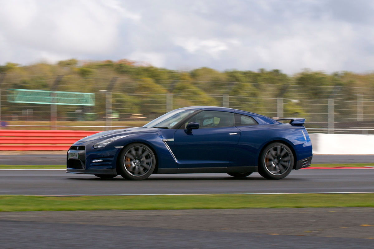 Nissan GT-R panning