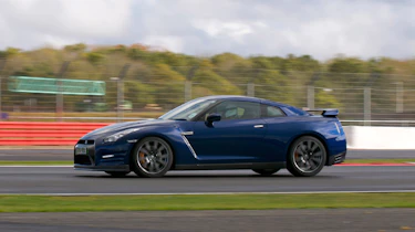 Nissan GT-R panning