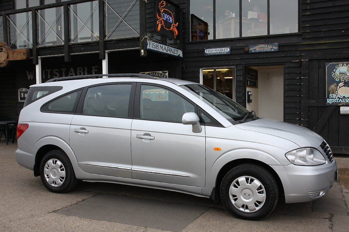 SsangYong Rodius front three-quarters
