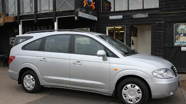 SsangYong Rodius front three-quarters