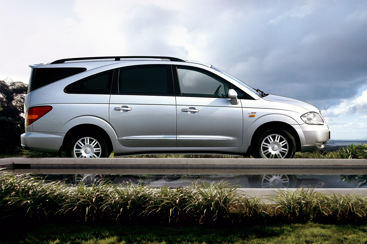 SsangYong Rodius profile