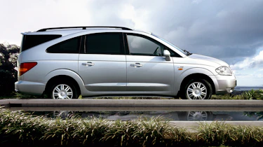 SsangYong Rodius profile