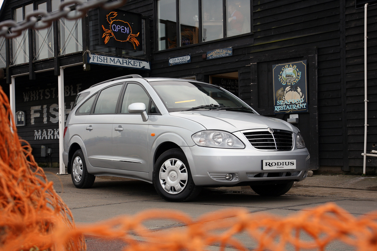SsangYong Rodius front three-quarters