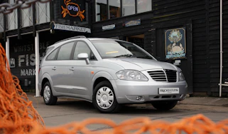 SsangYong Rodius front three-quarters