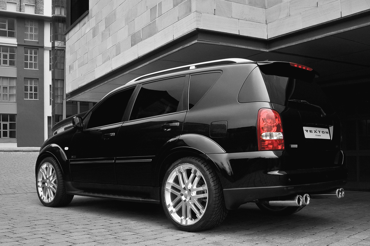 SsangYong Rexton rear three-quarters