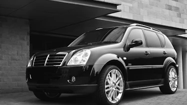 SsangYong Rexton front three-quarters