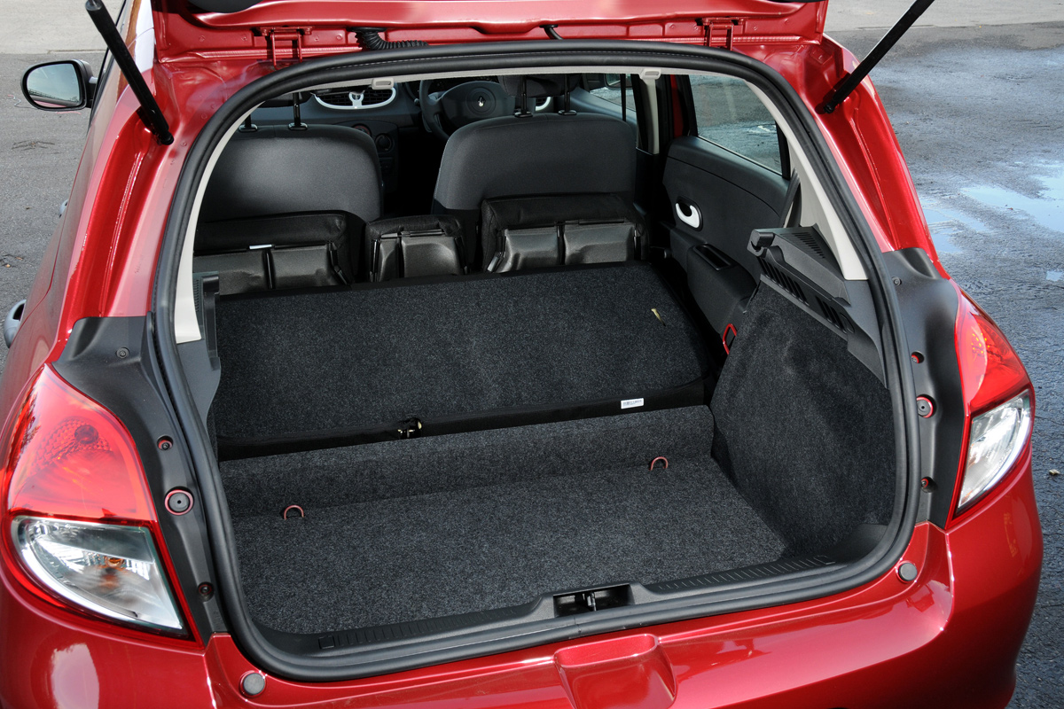 Renault Clio Pzaz boot